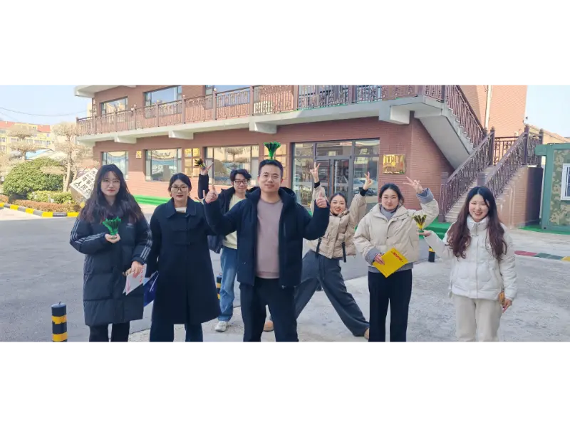 Maotong ลูกขนไก่กลางแจ้งเตะหลังอาหารกลางวัน