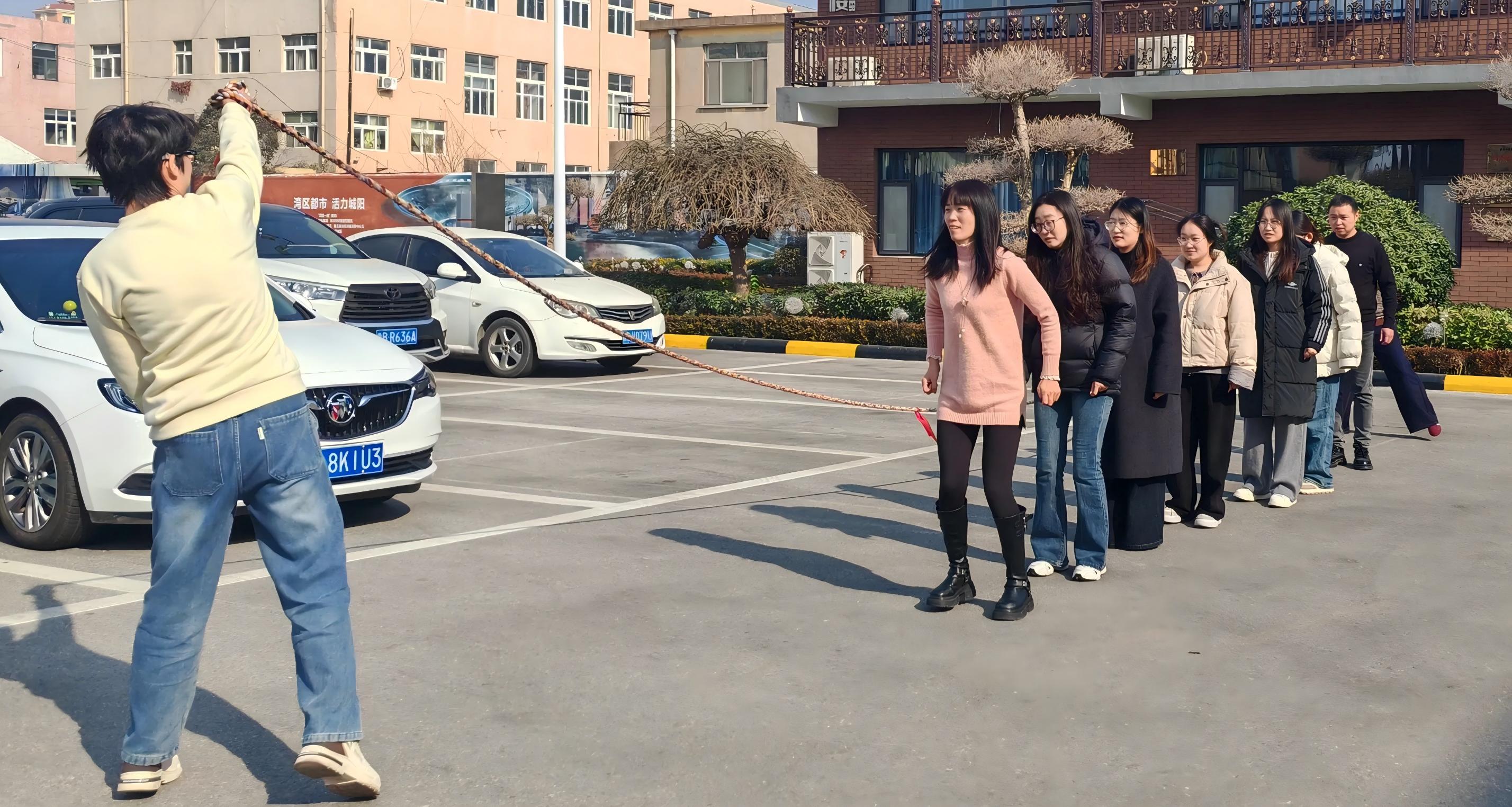 เหมาตงถือชักเย่อและกระโดดเชือกแสนสนุก